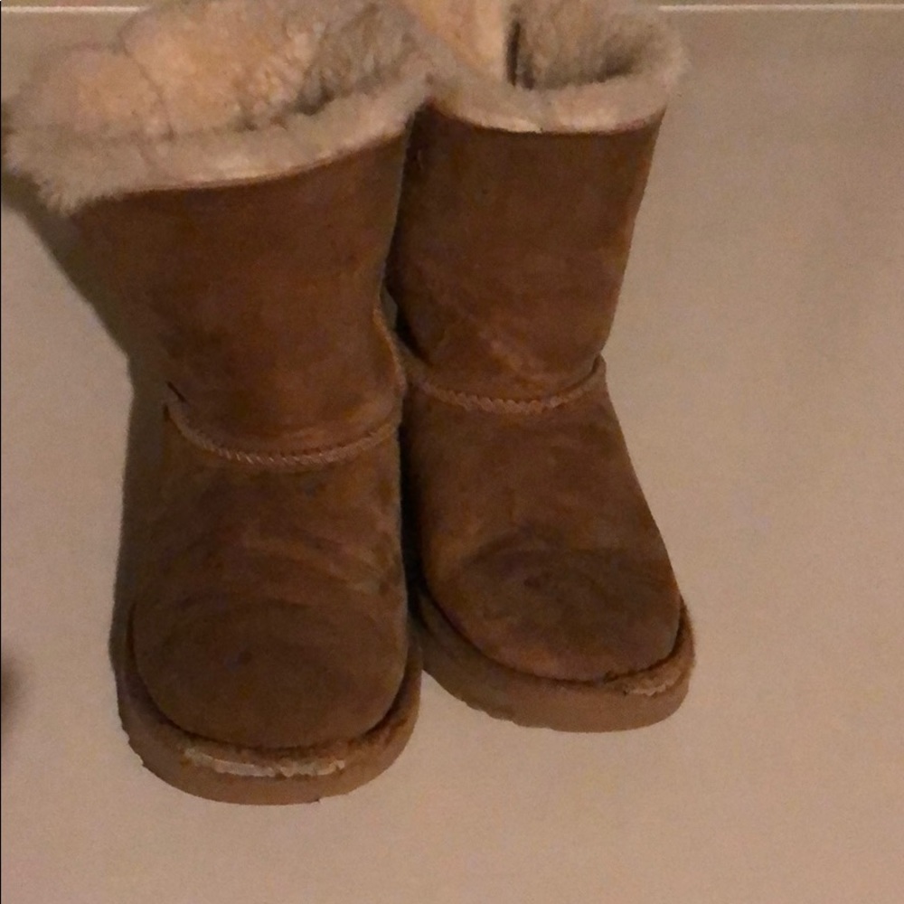 Girls uggs make offer